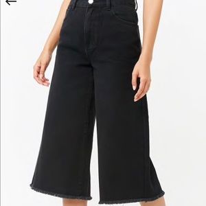 Denim frayed-hem Capri pants